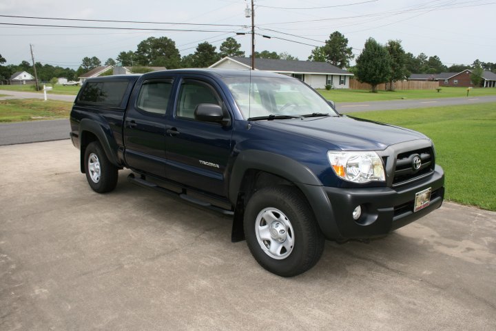 2008_Toyota_Tacoma_4_Door_Crew_Cab_4x4_-_Passenger_Front